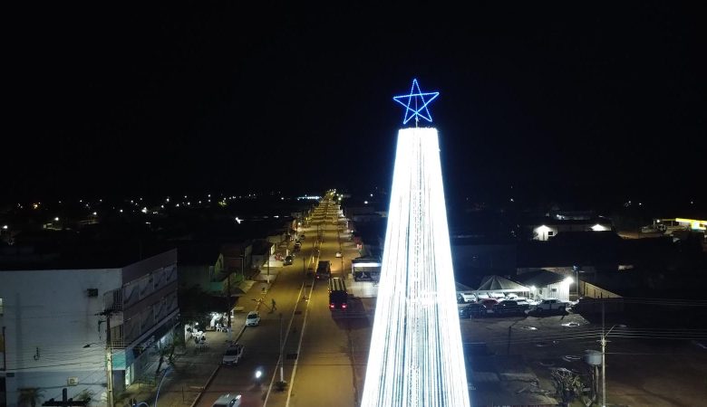 Cujubim se destaca com iluminação e árvore de Natal na Praça Central