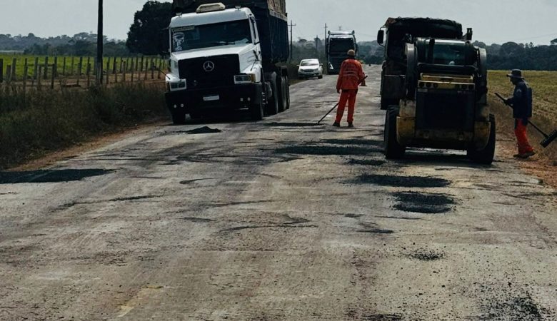 DER executa tapa-buracos na RO-459, em Alto Paraíso, após solicitação de Pedro Fernandes