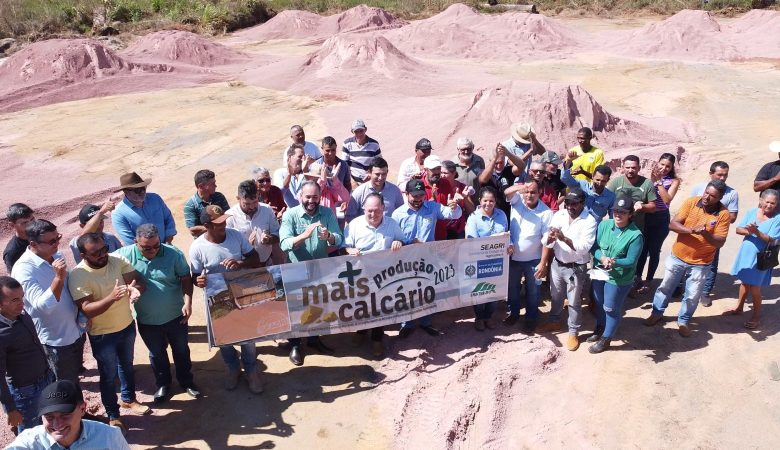 Deputado Pedro Fernandes assegura remessa de calcário para agricultores de Cujubim