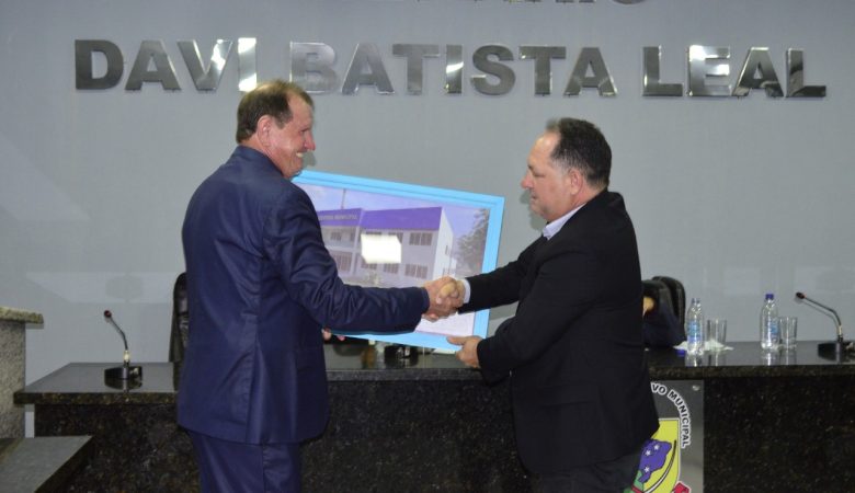 Prefeito Pedro Fernandes renuncia e João Becker assume prefeitura de Cujubim