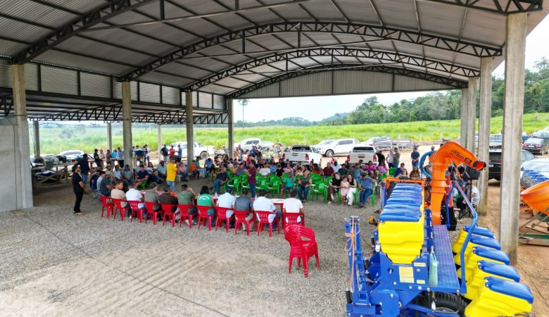 Deputado Pedro Fernandes entrega implementos agrícolas para Associação APROVARIJA em Monte Negro