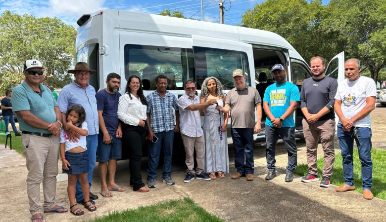 Governador Jorge Teixeira recebe van adquirida com emenda do deputado Pedro Fernandes 