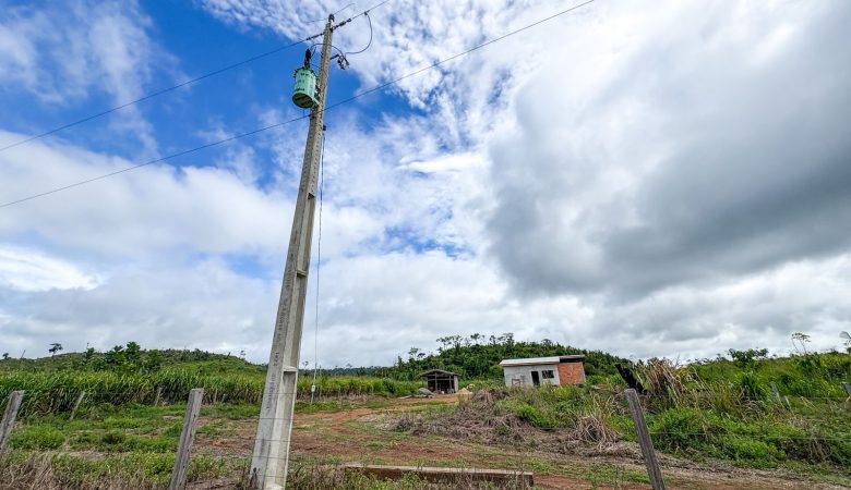 Famílias da Linha C-18, em Governador Jorge Teixeira, são beneficiadas com energia elétrica após atuação do deputado Pedro Fernandes  