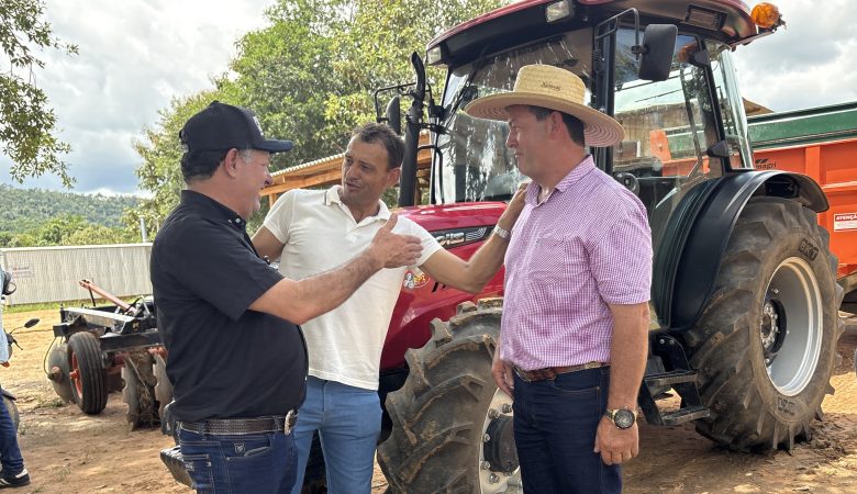 Produtores de Campo Novo recebem trator e implementos agrícolas adquiridos por emenda do deputado Pedro Fernandes