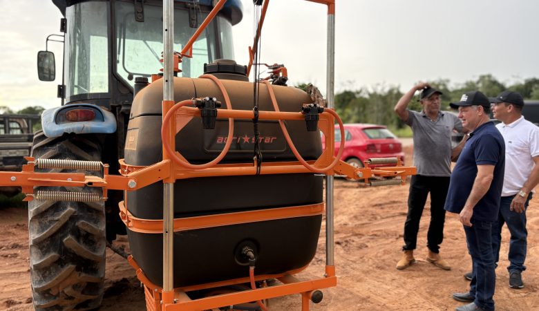 Deputado Pedro Fernandes garante cabine de trator e pulverizador agrícola para associação de produtores rurais de Santa Luzia do Oeste