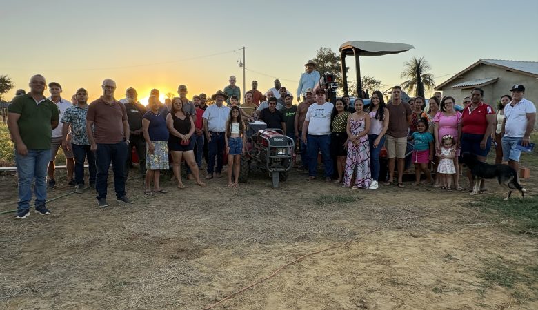 Associação rural de Vale do Paraíso recebe implementos agrícolas com recurso do deputado Pedro Fernandes