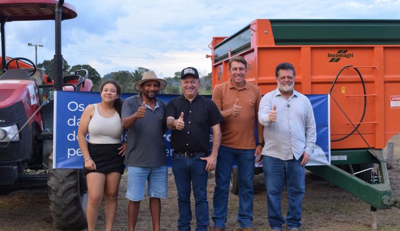 Associação rural de Monte Negro recebe implementos agrícolas com apoio do deputado Pedro Fernandes