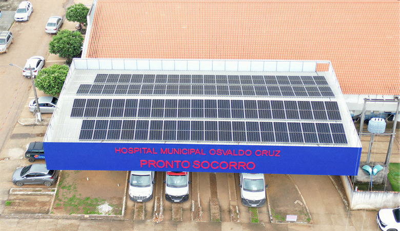 Hospital Municipal de Alto Paraíso recebe placas solares com apoio do deputado Pedro Fernandes