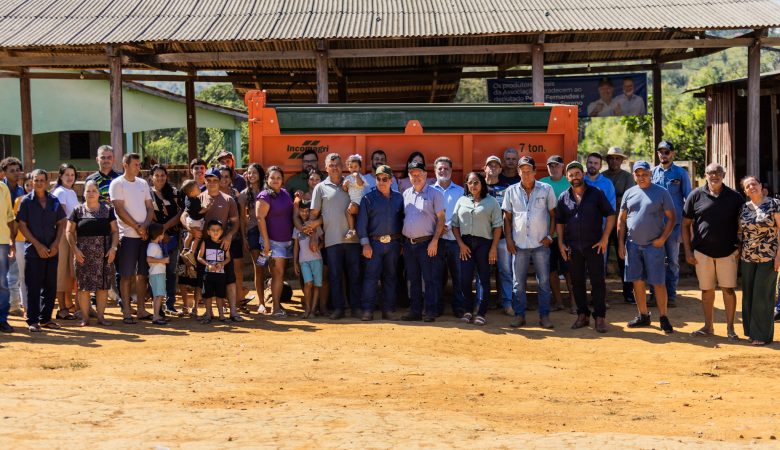 Associação rural de Monte Negro recebe carreta agrícola com recurso do deputado Pedro Fernandes