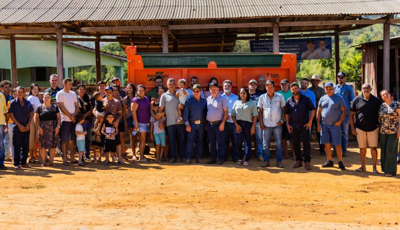 Fotos da entrega dos implementos na Associação Copromn, de Monte Negro – LC 30, Km 22.