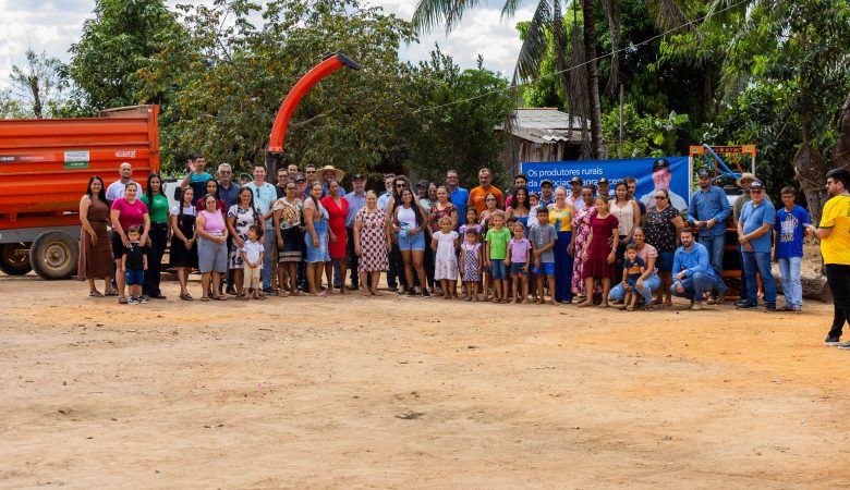 Fotos da entrega na Associação ASPRAEM, de Monte Negro