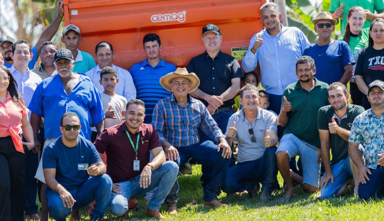 Fotos na entrega dos implem. agrícolas na Assoc. dos Prod. Rurais da Comunidade Lago Azul. Machadinho d’Oeste