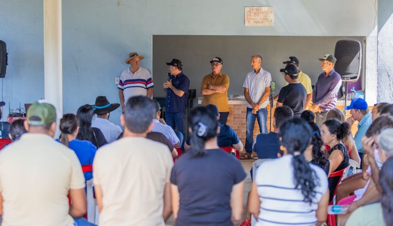 Fotos na entrega do implemento agrícolas na Associação ASPRUL – Cacaulândia