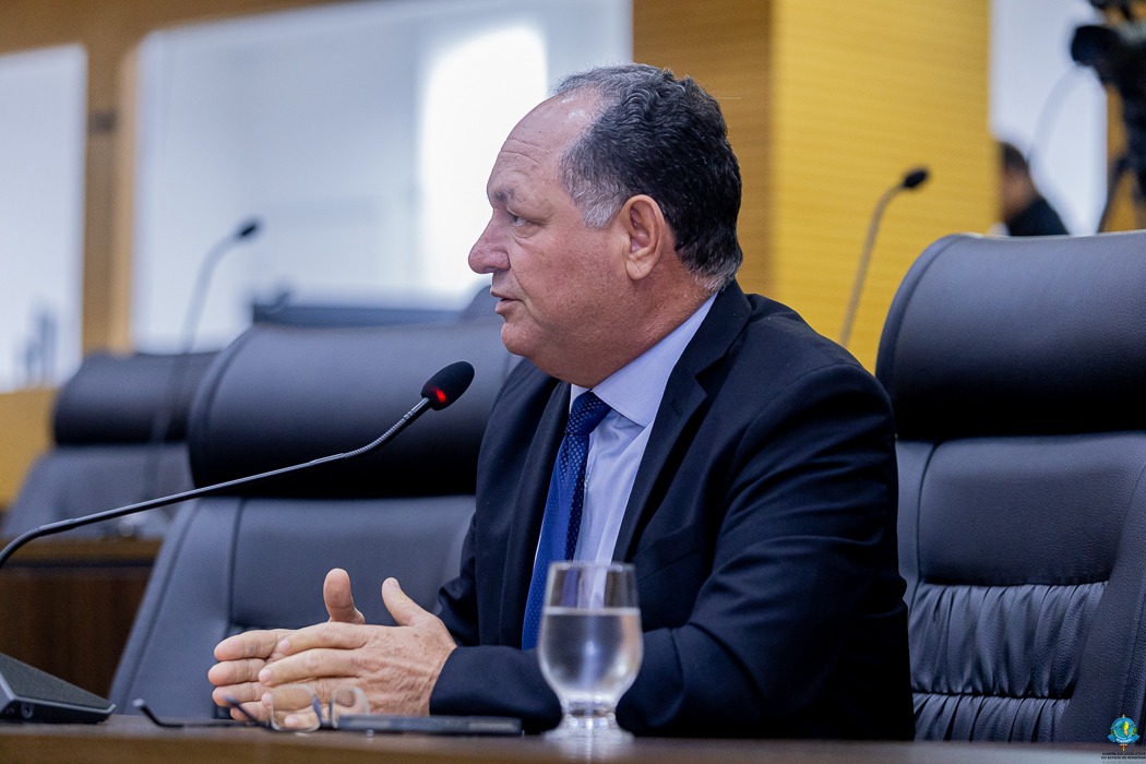 Pedro Fernandes, de terno azul-marinho, fala ao microfone durante pronunciamento na Assembleia Legislativa de Rondônia