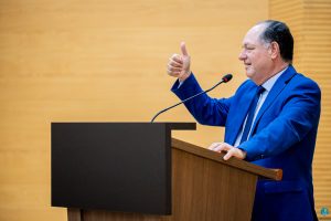 Deputado Pedro Fernandes na tribuna da Assembleia Legislativa de Rondônia defendendo a descentralização da saúde