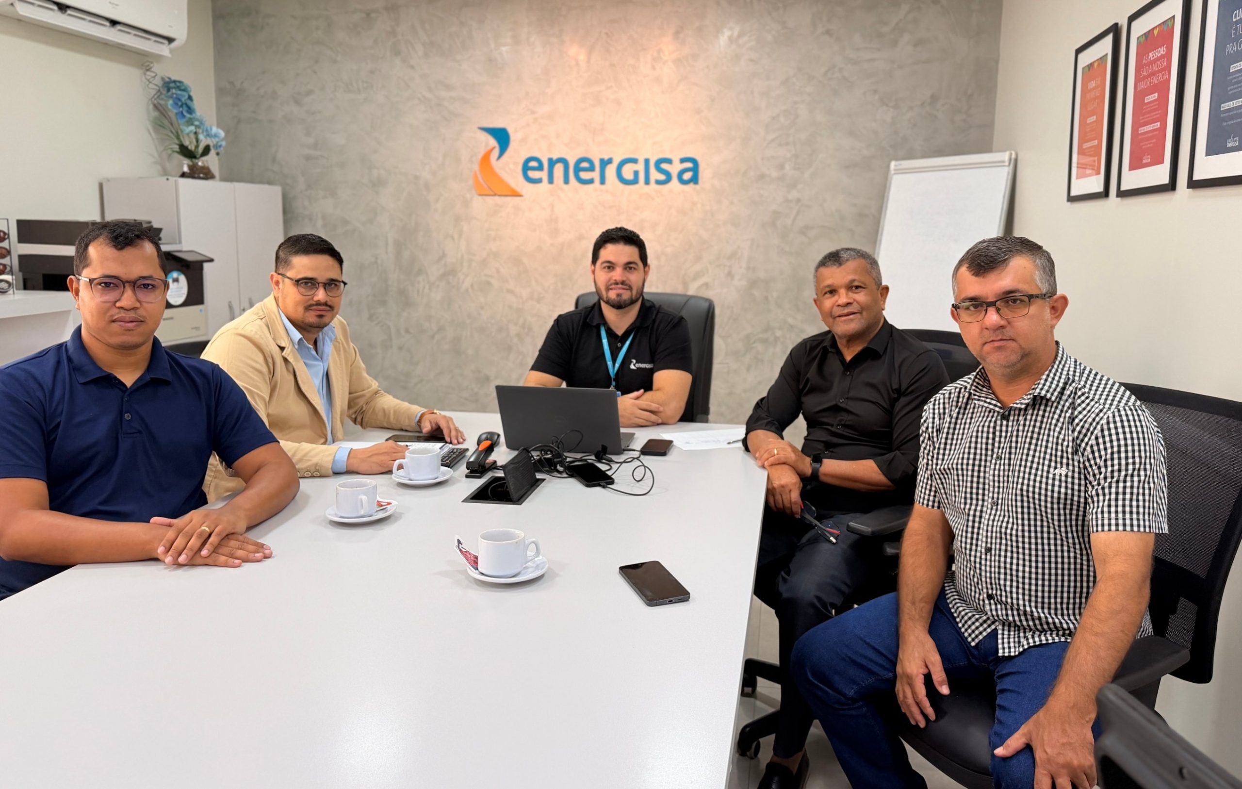 Reunião na sede da Energisa com o chefe de Gabinete do deputado Pedro Fernandes, o prefeito de Rio Crespo e representantes da concessionária, sentados em torno de mesa