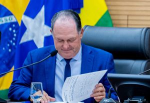 Deputado Pedro Fernandes na Assembleia Legislativa de Rondônia durante pronunciamento sobre rodovias do Vale do Jamari