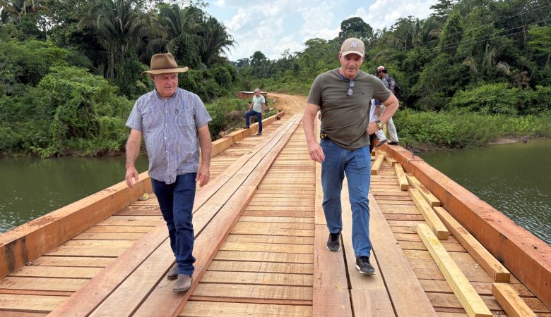 Pedro Fernandes acompanha obras do DER na Ponte do Cabeça, na RO-010