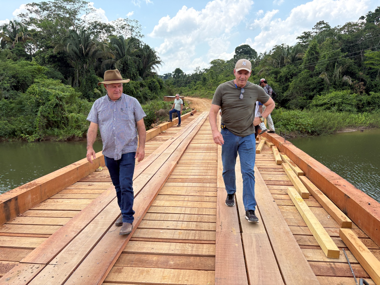 Reconstrução da parte de madeira da Ponte do Cabeça, na RO-010, acompanhada pelo deputado Pedro Fernandes