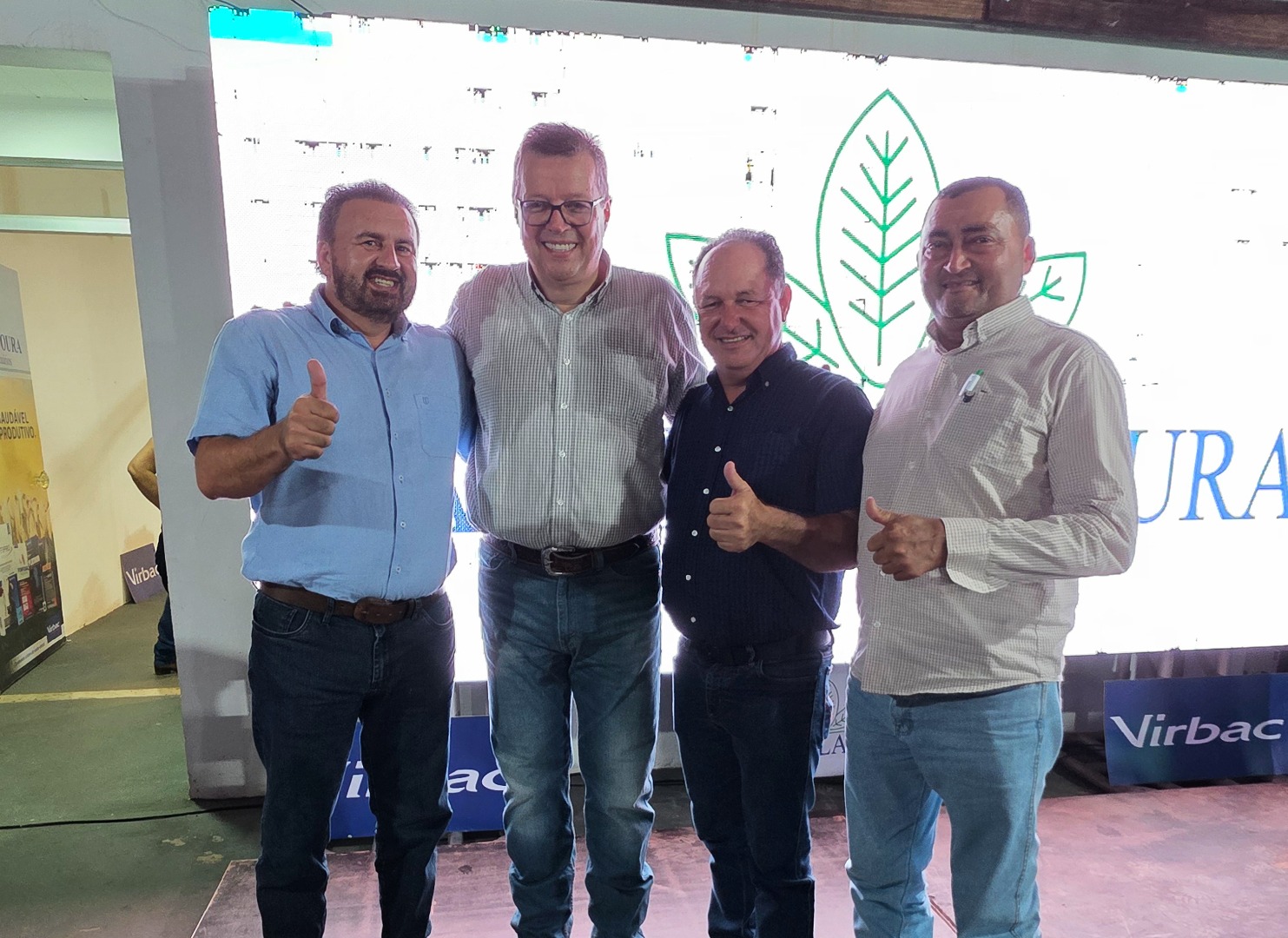 Deputado Pedro Fernandes com lideranças no estande da Casa da Lavoura, na APA, em Ariquemes