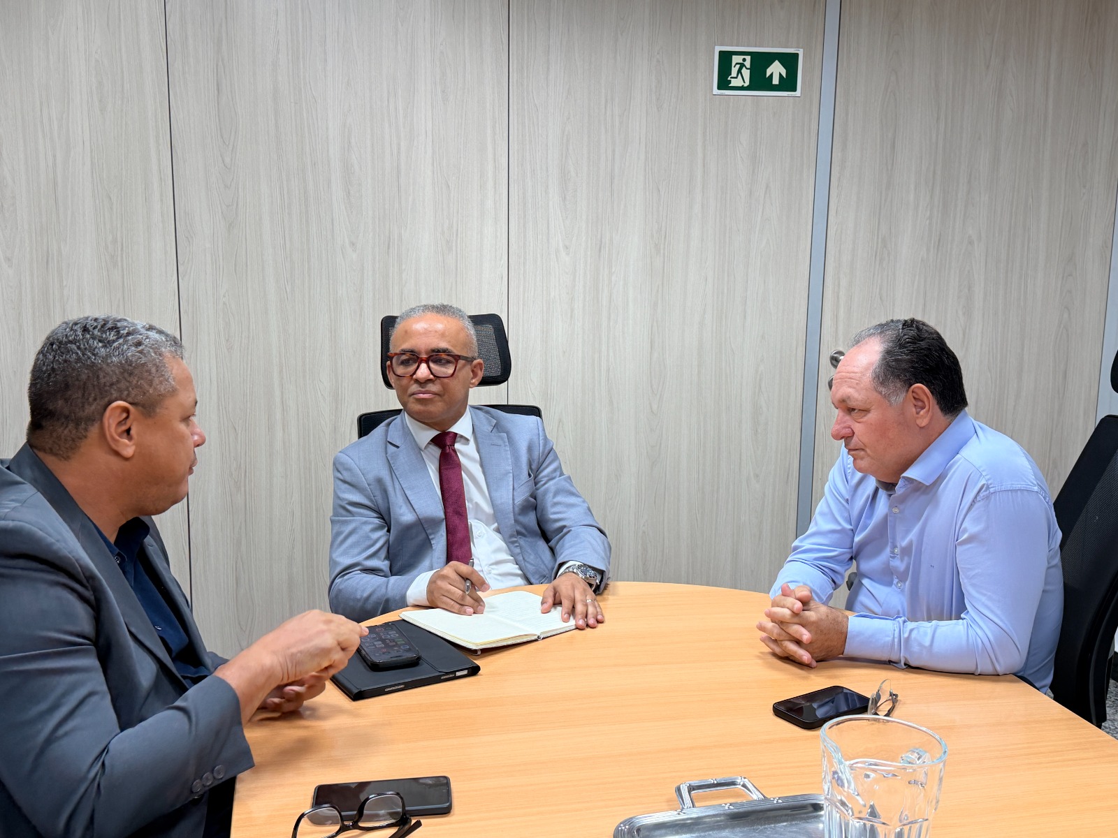 Deputado Pedro Fernandes em reunião com o secretário de Estado da Saúde e o coordenador-geral das Secretarias Executivas Regionais, sentados em torno de mesa
